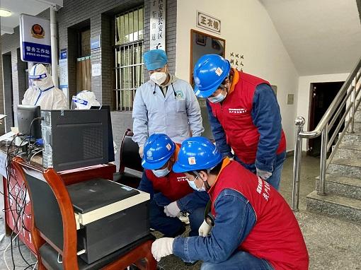 弘扬伟大抗疫精神</p><p>　　展现电网铁军风采