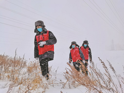 春雪纷飞 保障供电