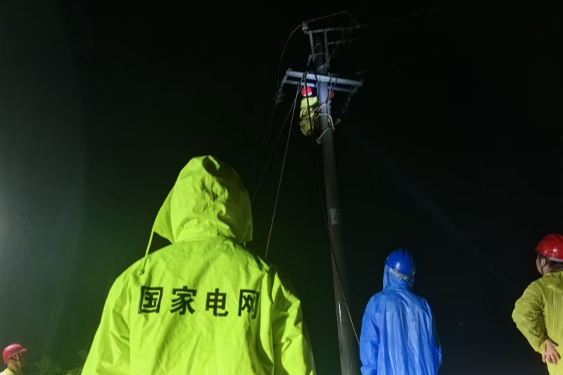 迎峰度夏丨保电一线党旗飘扬