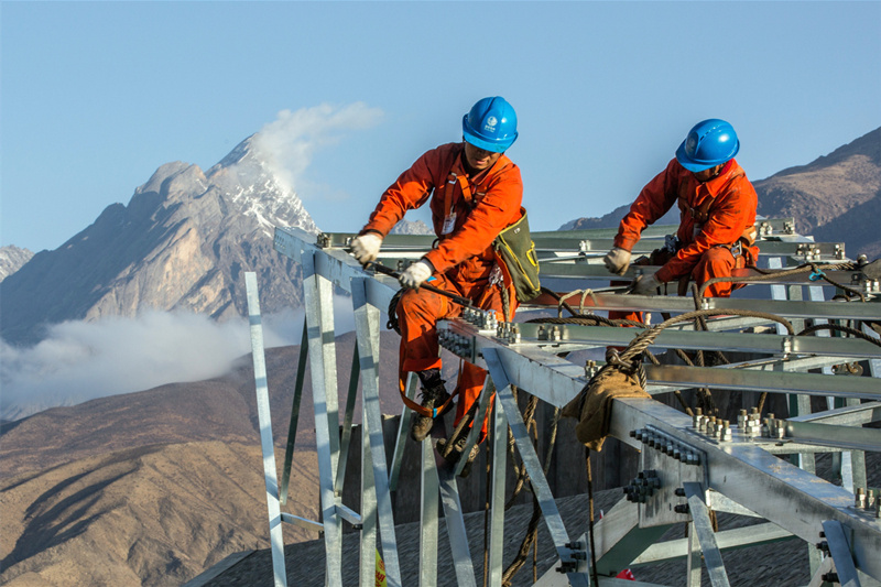 共筑雪域高原光明路——国家电网公司全力服务西藏经济社会高质量发展