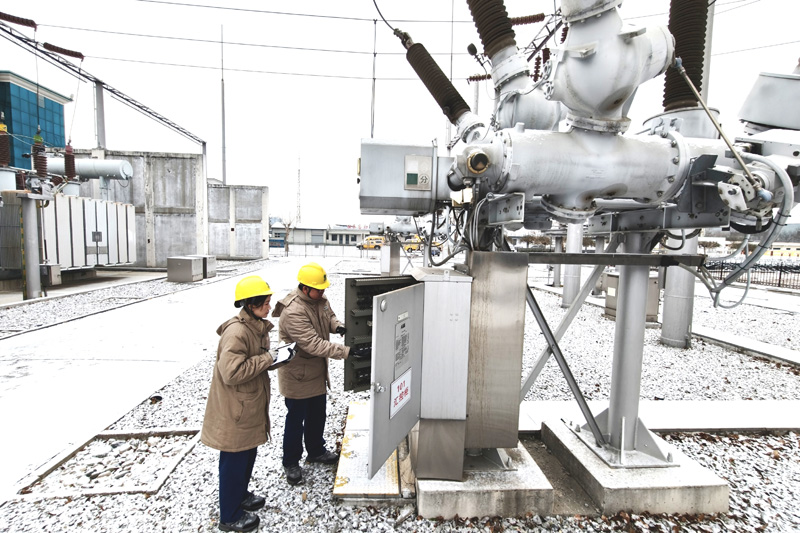 战寒潮抗冰雪保供电