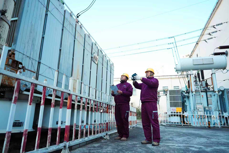 战寒潮抗冰雪保供电